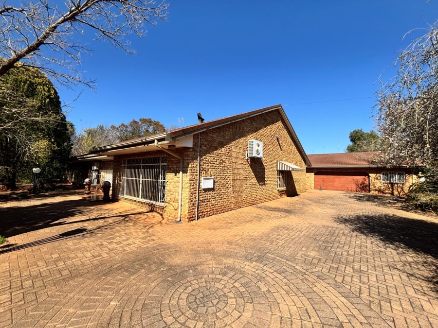 4 Bedroom Property for Sale in Flamwood North West